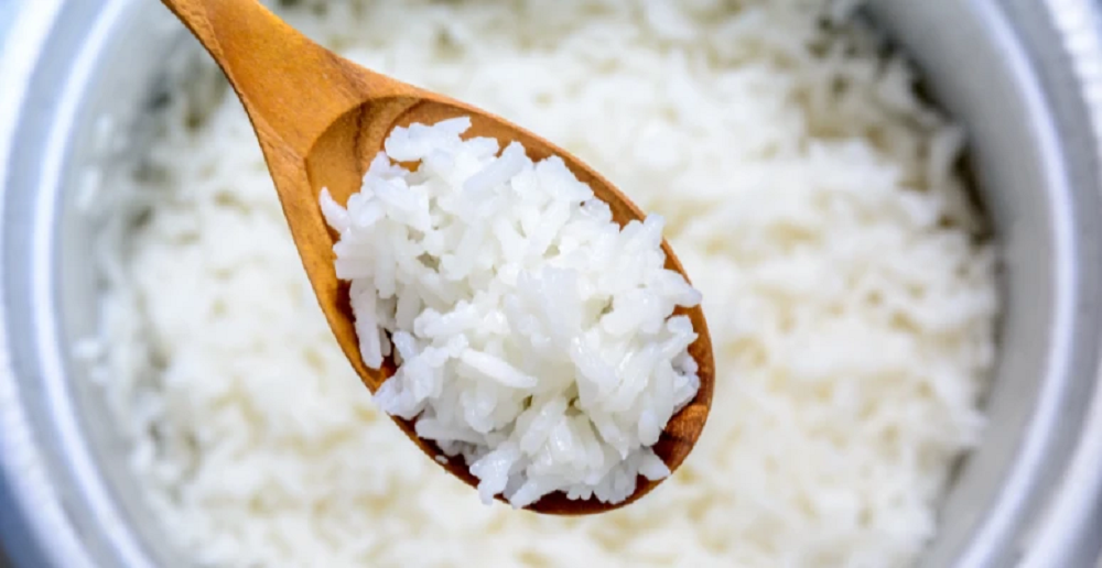 colher de pau com arroz