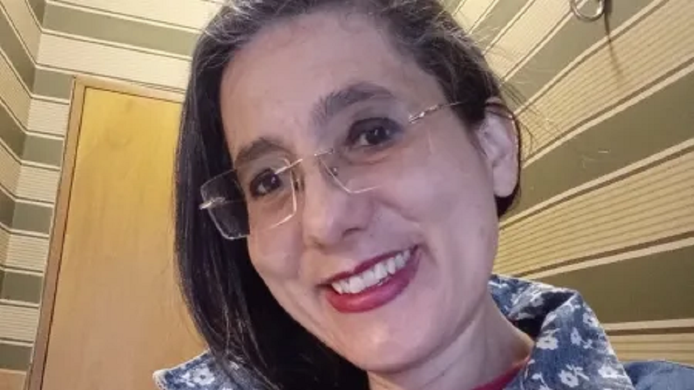 Luciana Mallon de óculos, sorrindo para a câmera