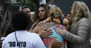 Manifestantes se abraçam em ato no Rio de Janeiro