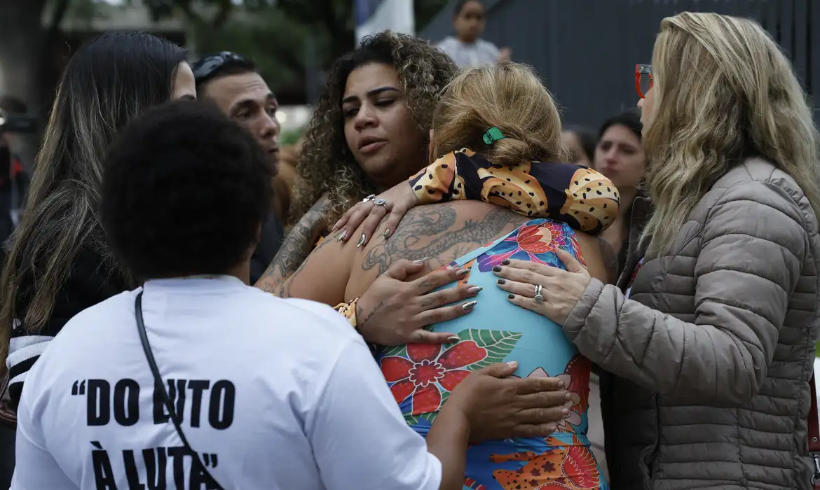 Manifestantes se abraçam em ato no Rio de Janeiro