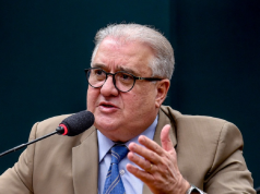 deputado Augusto Coutinho (Republicanos-PE) falando em microfone e gesticulando sem olhar para a câmera