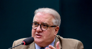 deputado Augusto Coutinho (Republicanos-PE) falando em microfone e gesticulando sem olhar para a câmera