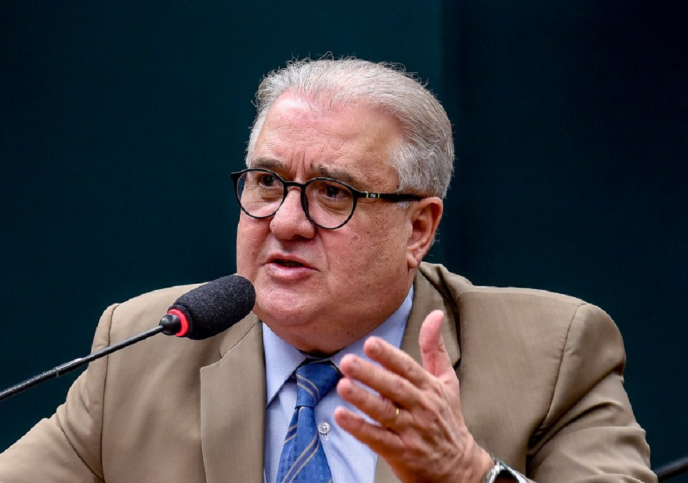 deputado Augusto Coutinho (Republicanos-PE) falando em microfone e gesticulando sem olhar para a câmera