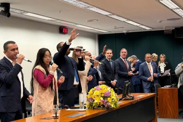 “Contra estado laico”: Câmara acelera criação da bancada cristã e provoca críticas