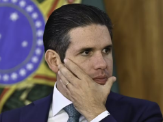 presidente da Cãmara dos Deputados, Hugo Motta, sério, com a mão no rosto, olhando para o lado