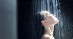 Mulher tomando banho