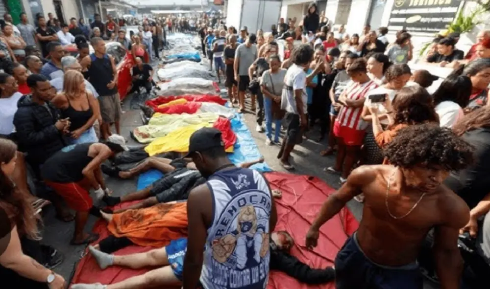 Corpos enfileirados após operação policial com pessoas em volta
