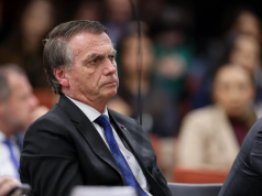 ex-presidente Jair Bolsonaro (PL) de perfil, sério, de roupa social