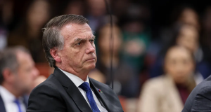 ex-presidente Jair Bolsonaro (PL) de perfil, sério, de roupa social