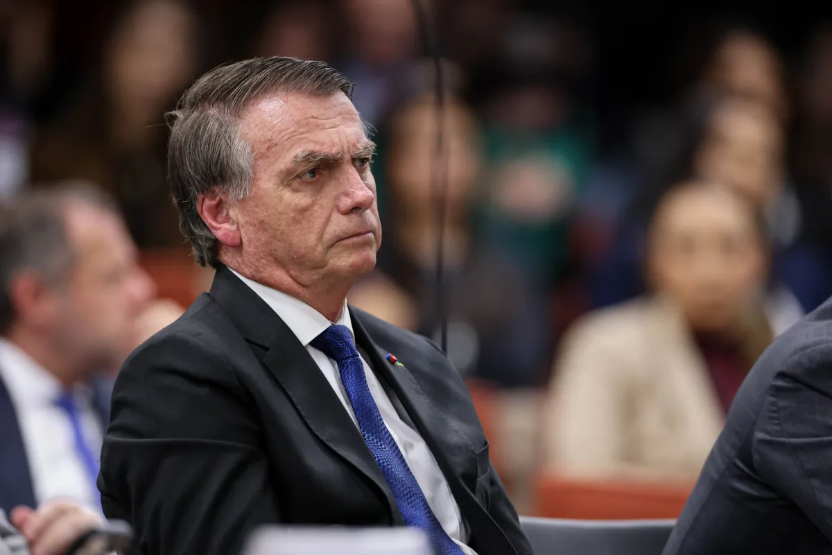 ex-presidente Jair Bolsonaro (PL) de perfil, sério, de roupa social