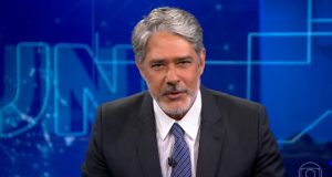 O jornalista William Bonner falando para a câmera no Jornal Nacional