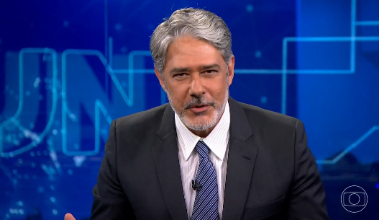 O jornalista William Bonner falando para a câmera no Jornal Nacional