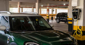 Carro elétrico em garagem apropriada