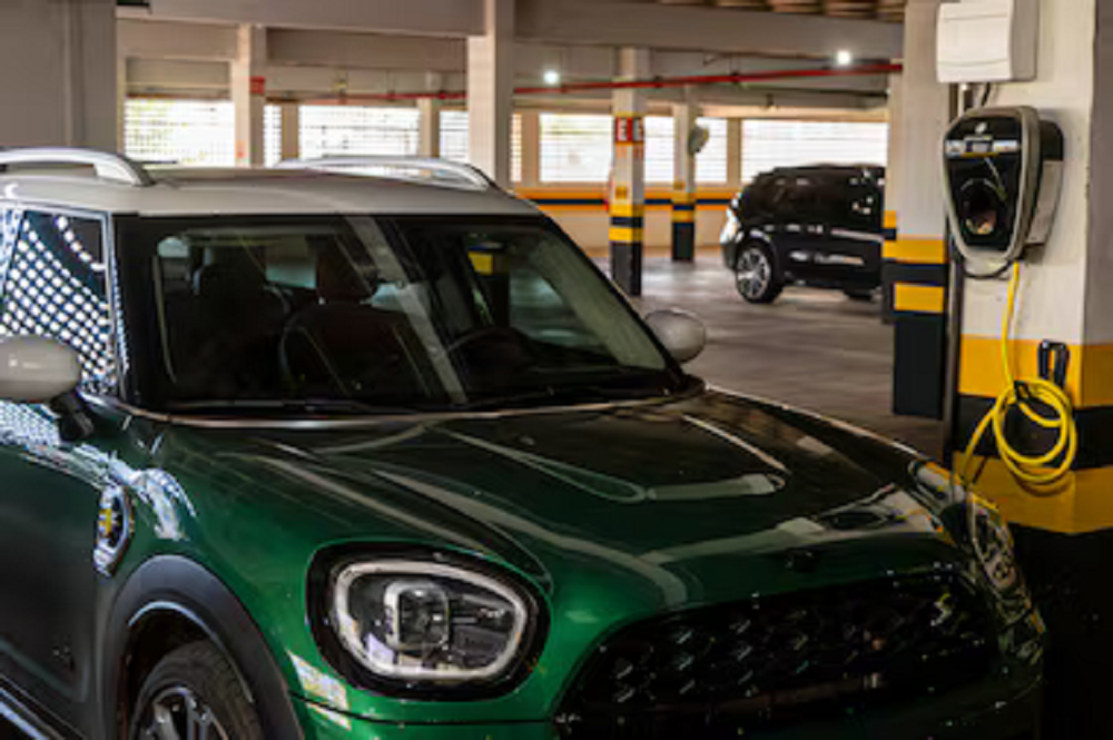 Carro elétrico em garagem apropriada