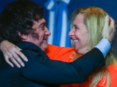 Javier Milei e Karina Milei se abraçando e sorrindo