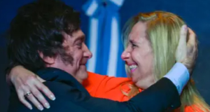 Javier Milei e Karina Milei se abraçando e sorrindo