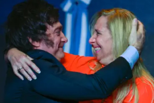 Javier Milei e Karina Milei se abraçando e sorrindo