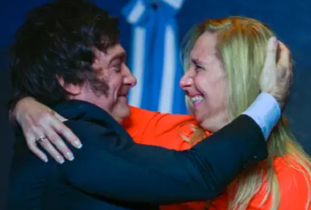 Javier Milei e Karina Milei se abraçando e sorrindo