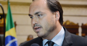 Carlos Bolsonaro olhando para o lado sério