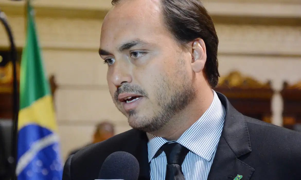 Carlos Bolsonaro olhando para o lado sério