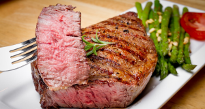 Carne cortada em tábua com acompanhamentos