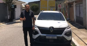 Edmilson Marques e seu Renault Kardian na rua