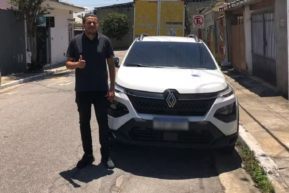 Edmilson Marques e seu Renault Kardian na rua