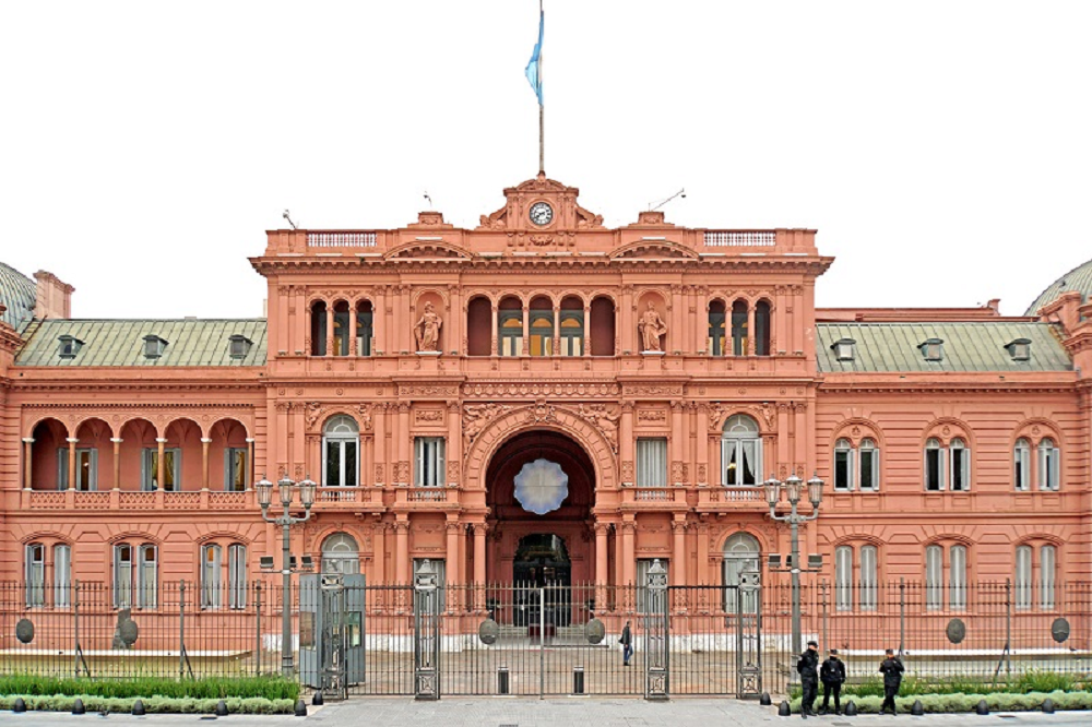 Foto da Casa Rosada em dia nublado