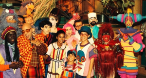 elenco da versão original do Castelo Rá-Tim-Bum posando para foto, caracterizados