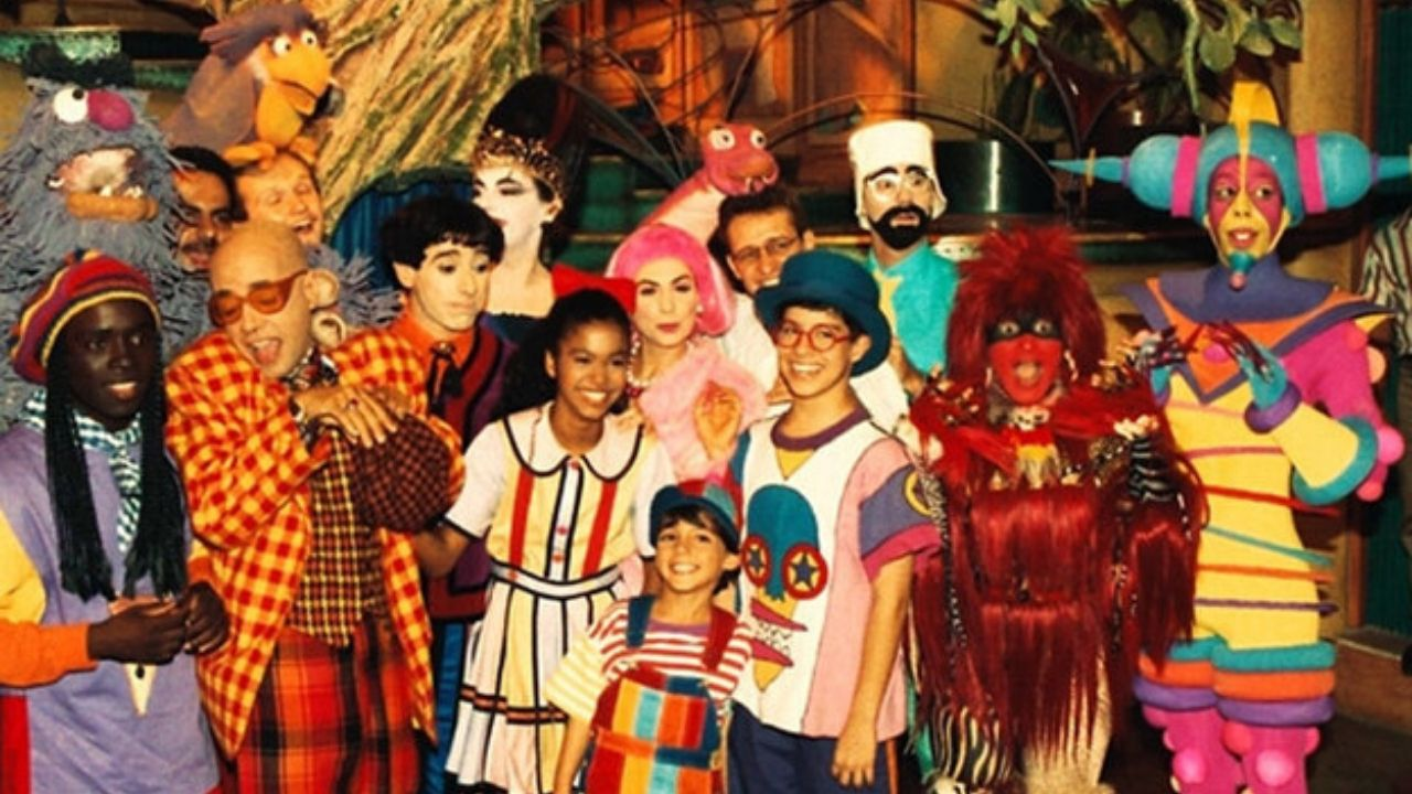 elenco da versão original do Castelo Rá-Tim-Bum posando para foto, caracterizados