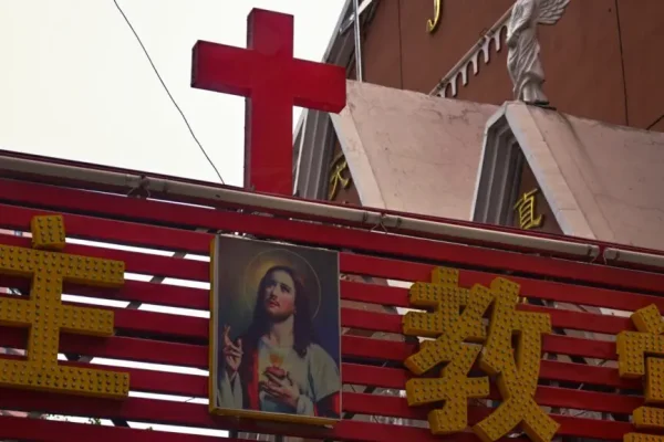 China prende dezenas de membros de igreja clandestina