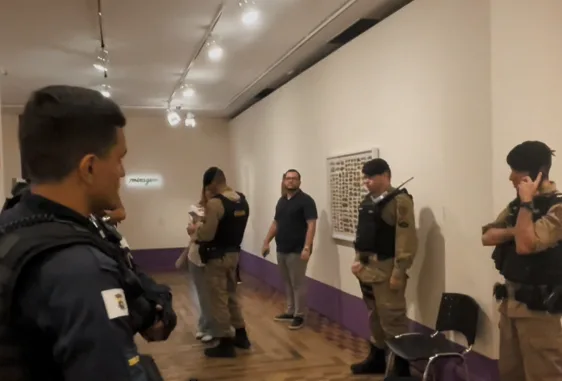 Após ação de bolsonaristas, Justiça censura exposição no CCBB-BH para menores