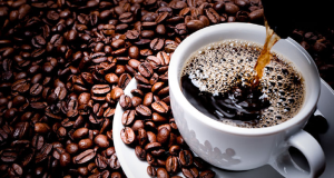 grãos e xícara de café