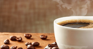 Grãos e xícara de café