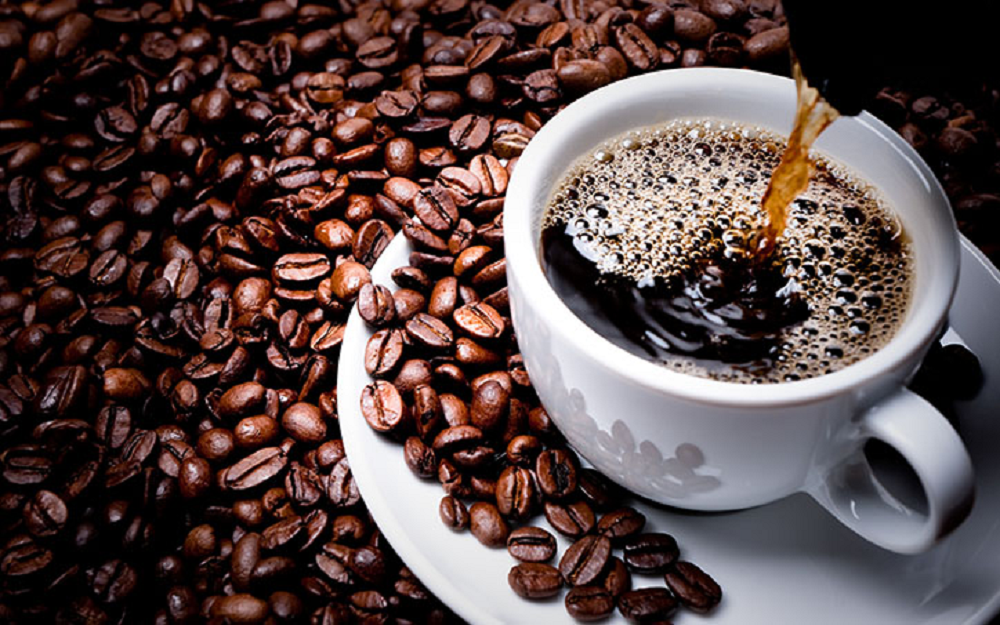 grãos e xícara de café