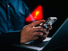 Mão mexendo em celular com sinal de alerta em arte