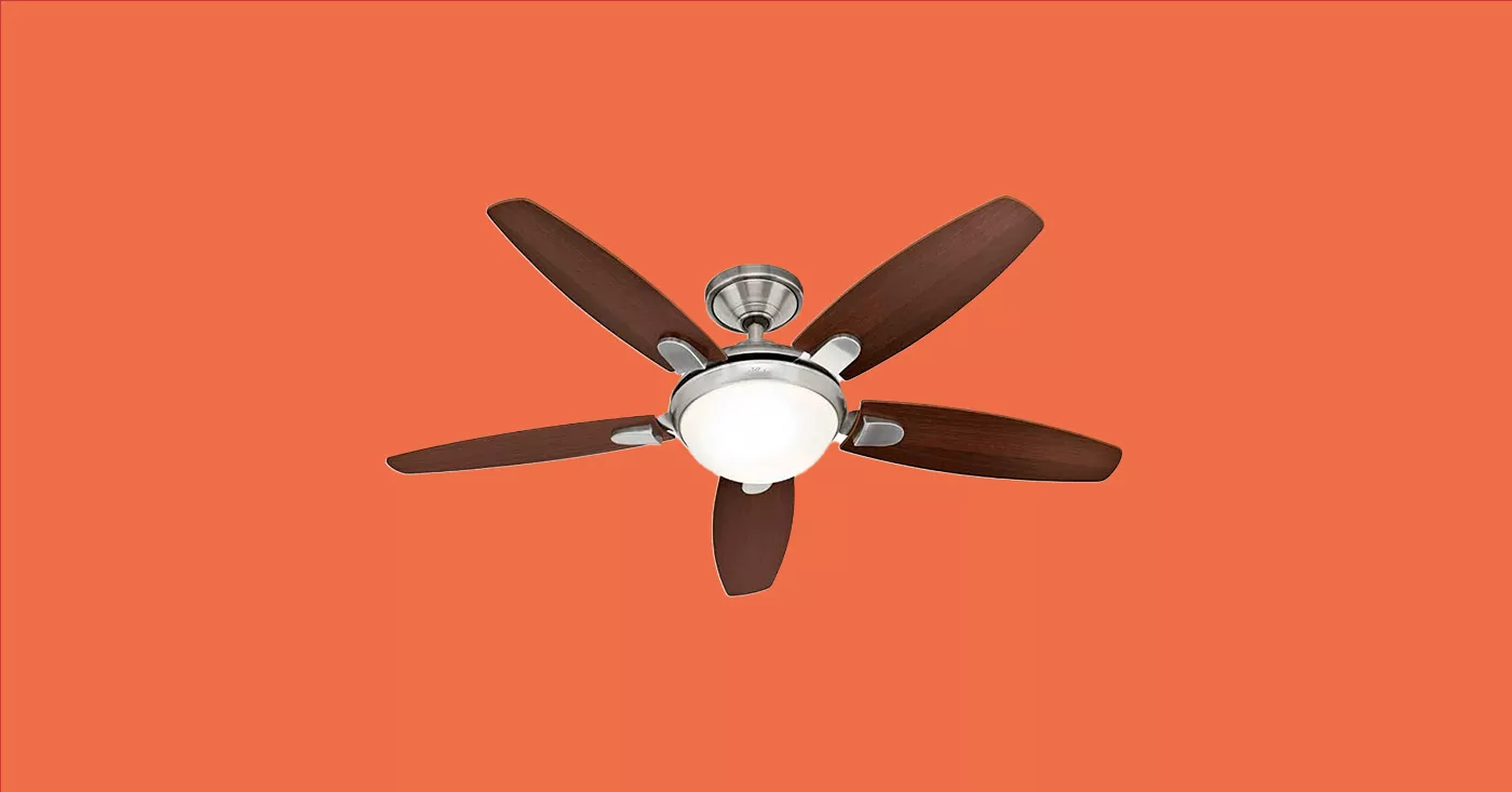 Ventilador de teto em imagem com fundo coral