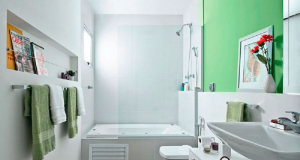 Banheiro com banheira e parede verde