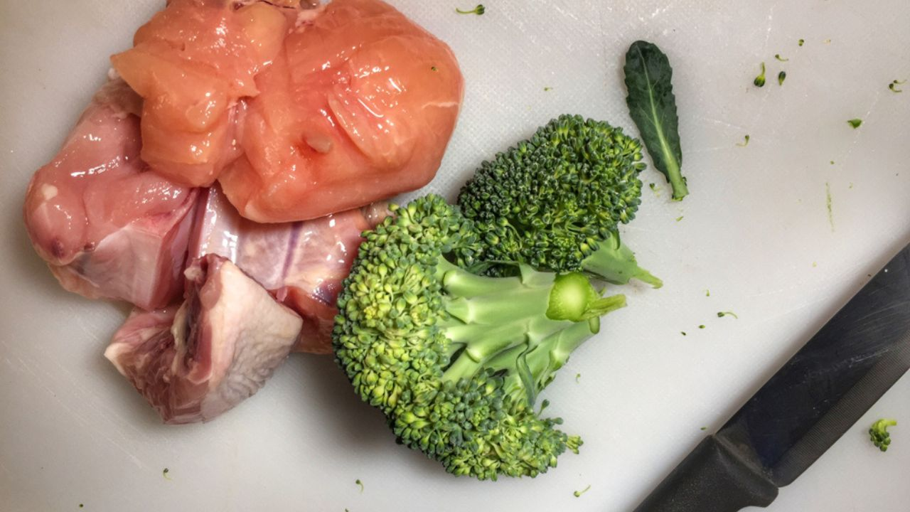 Diferentes alimentos na mesma tábua