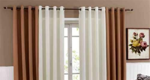 Sala com cortinas brancas e marrons