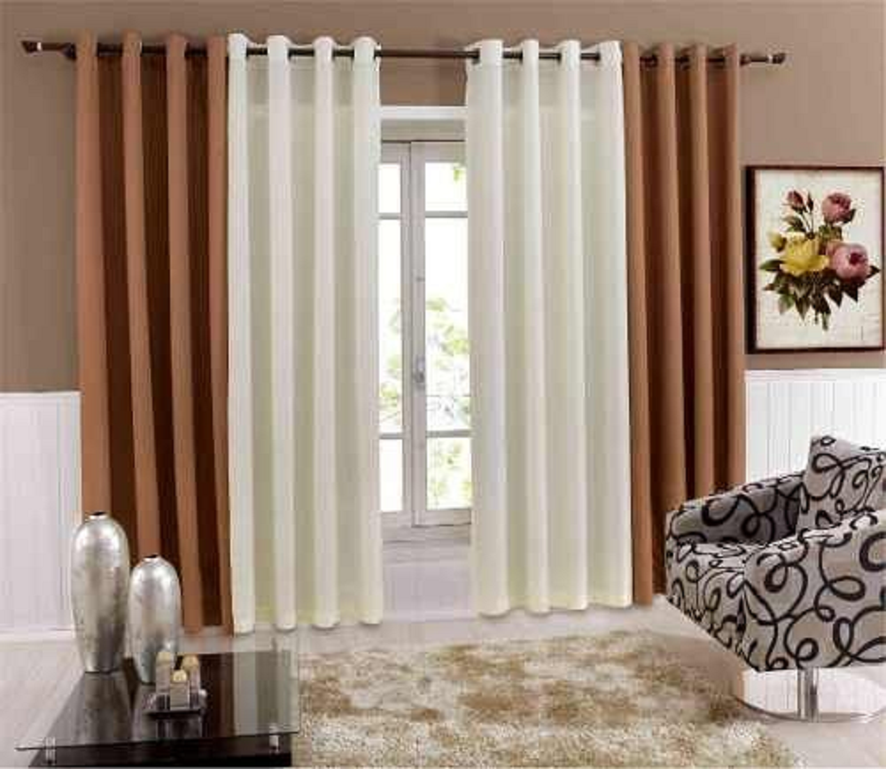 Sala com cortinas brancas e marrons