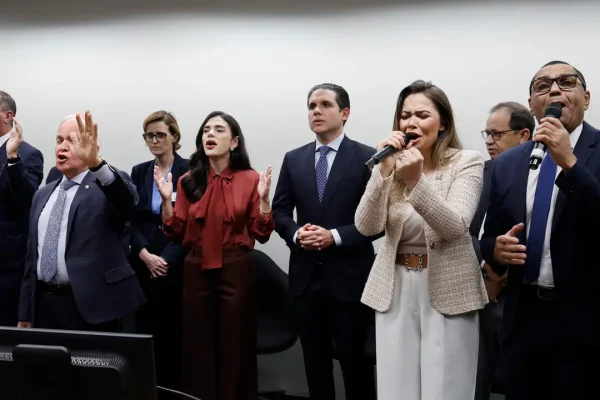 Por que a ‘Bancada Cristã’ está causando tanto barulho entre os deputados