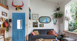 sala decorada com objetos coloridos