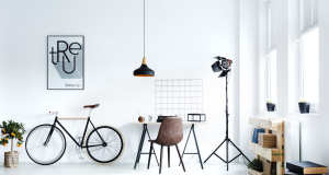 Sala branca com decorações