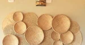 Sala decorada com palha