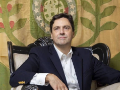Luiz Philippe de Orleans e Bragança sentado, sério, olhando para o lado