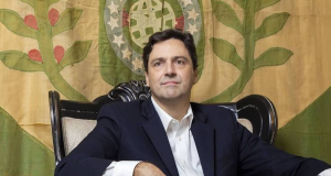Luiz Philippe de Orleans e Bragança sentado, sério, olhando para o lado