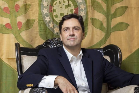 Luiz Philippe de Orleans e Bragança sentado, sério, olhando para o lado