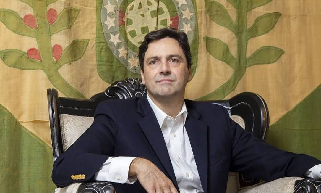 Luiz Philippe de Orleans e Bragança sentado, sério, olhando para o lado
