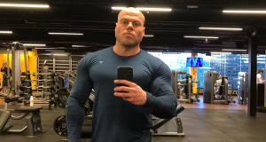 O fisiculturista Valter Aita posando sério para foto no espelho